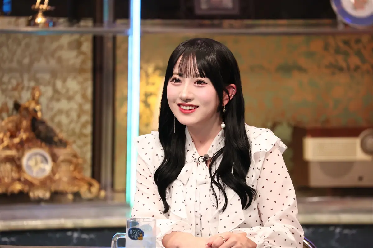 SKE48相川暖花がフジテレビ『酒のツマミになる話』に出演し笑顔を見せる様子