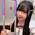SKE48 17周年コンサートに出演した北川愛乃。サイリウムカラーのピンクと緑に装飾された松葉杖を持ち、笑顔でポーズをとっている様子。