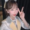SKE48熊崎晴香がGIIスワンSで高額馬券を的中させ、大興奮で満面の笑みを浮かべている様子。
