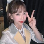 SKE48熊崎晴香がGIIスワンSで高額馬券を的中させ、大興奮で満面の笑みを浮かべている様子。