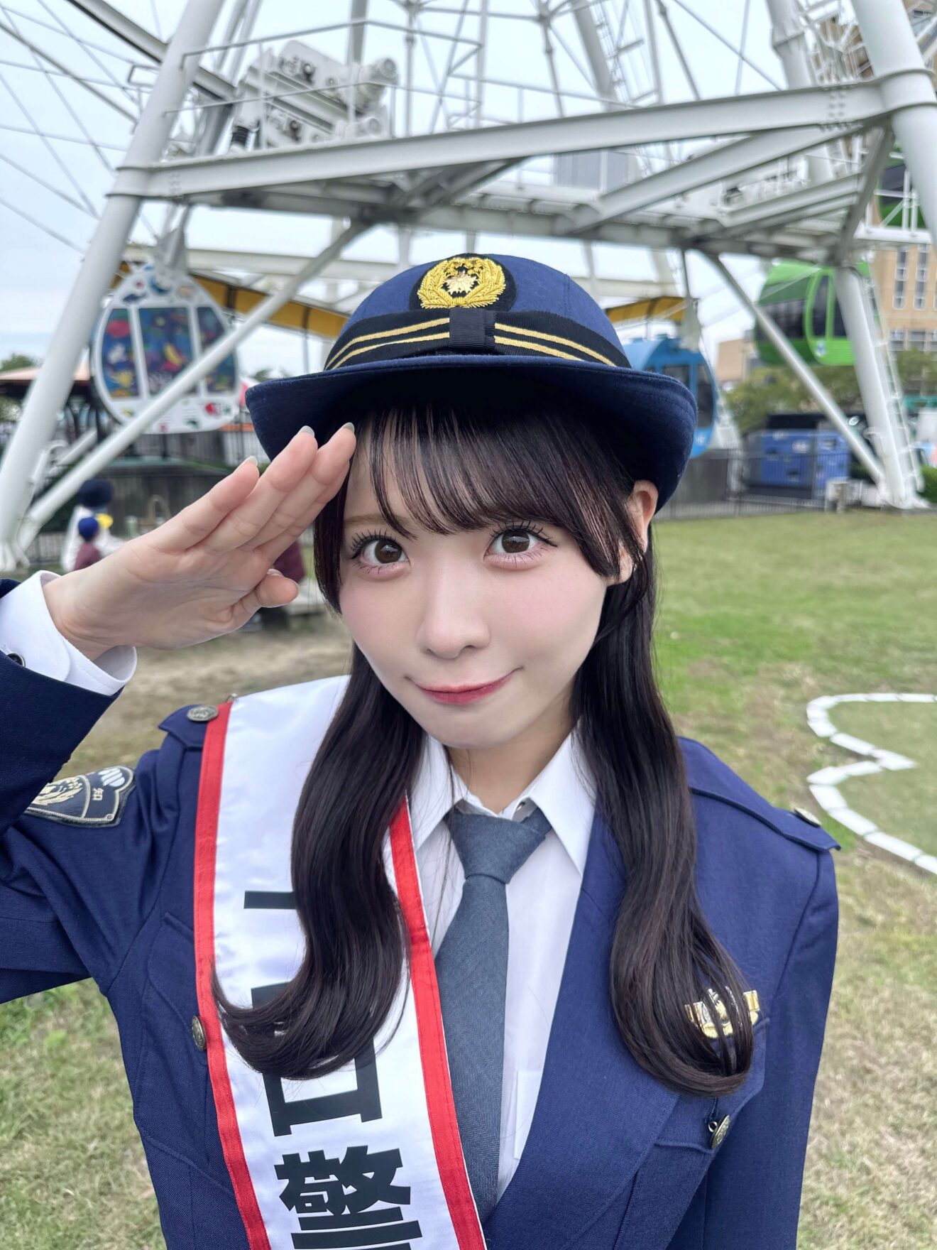 SKE48 浅井裕華、1日警察署長の制服姿で敬礼する様子