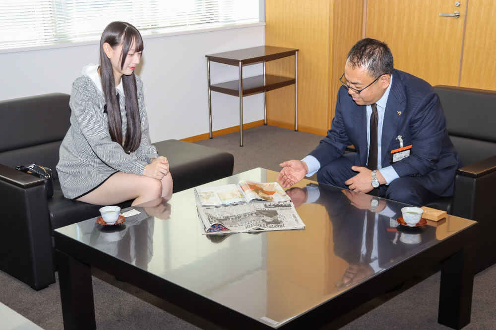 SKE48 南澤恋々と千曲市・小川修一市長が歓談する様子