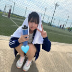 週刊SPA！「恋落ちSKE48」のオフショット。サッカー場でジャージ姿の鈴木恋奈がピースサインをしている。