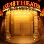 SKE48劇場の入口。栄・SUNSHINE SAKAEにある公演の象徴的な外観。