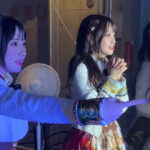 SKE48 17周年コンサートで、杉本りいなが「万華鏡」をソロで披露する舞台裏で、チームSメンバーが成功を祈って見守る様子。