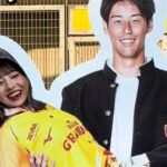 グランパス選手の顔はめパネルで楽しむ相川暖花