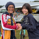 握手を交わすSKE48荒野姫楓と「弱虫ペダル」作者の渡辺航先生