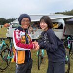 SKE48荒野姫楓と「弱虫ペダル」作者・渡辺航先生（幕張クロスにて）