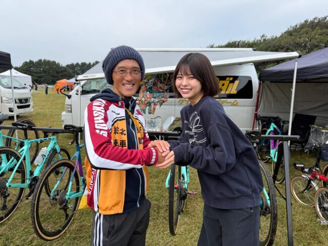 SKE48荒野姫楓、握手会の合間に「握手会」！？ お相手は『弱虫ペダル』作者・渡辺航先生