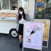 SKE48 PETIT CAFÉのキッチンカー前でソロライブ記念メニューのポスターと共にピースする浅井裕華