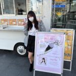 SKE48 PETIT CAFÉのキッチンカー前でソロライブ記念メニューのポスターと共にピースする浅井裕華