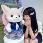 シルバニアファミリーのキャラクターと並んで微笑むSKE48浅井裕華
