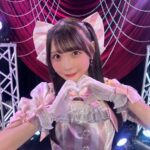 ソロライブ終了後に手でハートマークを作って感想を語る浅井裕華