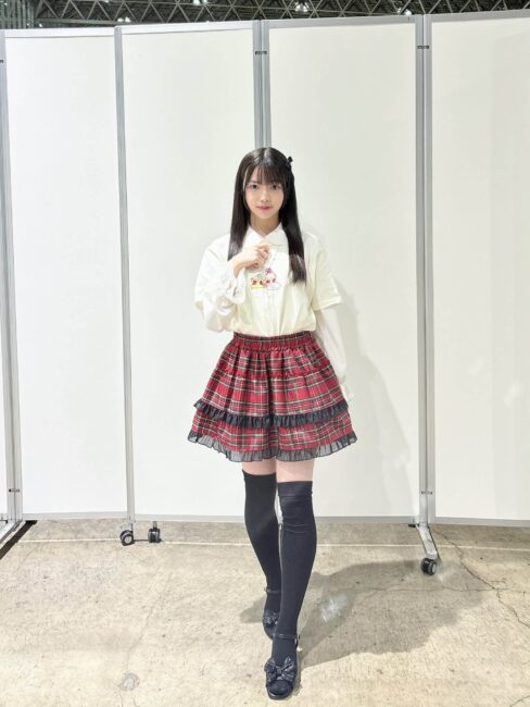 SKE48長谷川雅の「Karma」握手会・トーク会での私服姿（全身）
