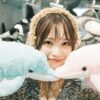 SKE48入内嶋涼 イルカのぬいぐるみに顔をうずめる様子