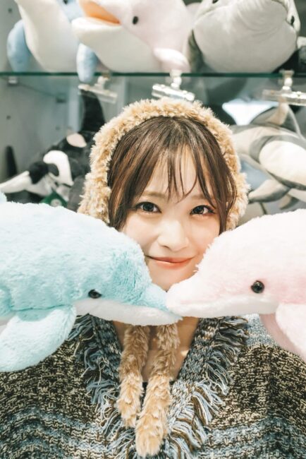 SKE48入内嶋涼 イルカのぬいぐるみに顔をうずめる様子