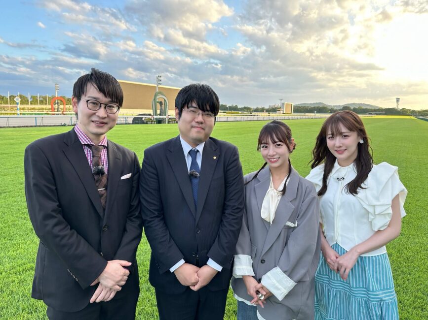 京都競馬場で共演メンバーと記念撮影する鎌田菜月