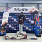 ラリージャパンの表彰台（ポディウム）でポーズをとるSKE48近藤海琴