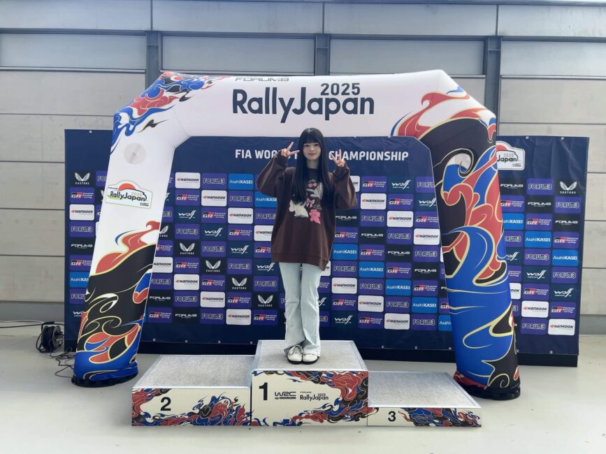 ラリージャパンの表彰台（ポディウム）でポーズをとるSKE48近藤海琴