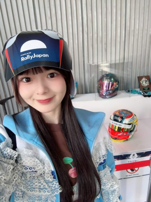 ラリージャパンのイベントでヘルメットを被るSKE48近藤海琴