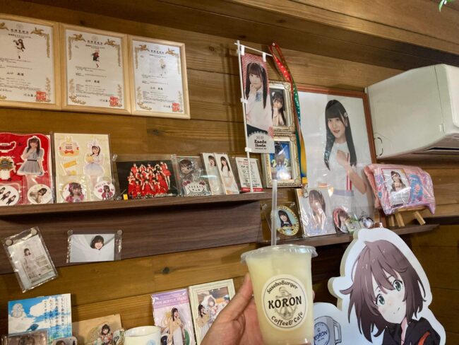 佐世保バーガーKORON店内の池田楓(SKE48)グッズ展示
