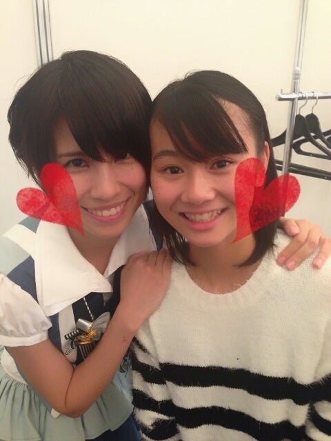 ドラフト会議後の松本慈子。中西優香との2ショット。