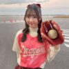 SKE48 松川みゆ ドラゴンズのユニフォームを着て野球のグローブを持つ