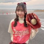 SKE48 松川みゆ ドラゴンズのユニフォームを着て野球のグローブを持つ