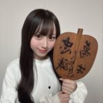 SKE48 南澤恋々（相撲の軍配風のうちわを持っている）