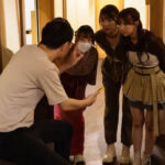 「居酒屋 哉月」の店長から指示を受けるSKE48の太田彩夏と青木莉樺