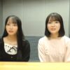 SKE48の桜井愛莉咲（左）と聖遥花（右）が東海ラジオの「2じゃないよ！」に出演し、ラジオブース内でトークしている様子。