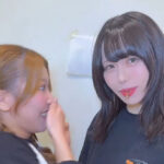 ポッキーゲームをするSKE48の篠原京香（左）と佐藤佳穂（右）
