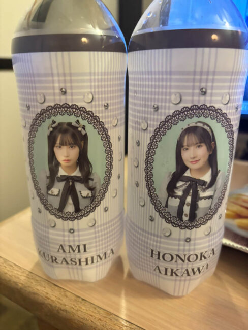 SKE48ウォーター（壁写バージョン）の倉島杏実と相川暖花