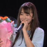 花束を抱えながら生誕祭でスピーチする横井志穂