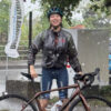 雨の中でロードバイクを手に笑顔の荒野姫楓