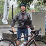 雨の中でロードバイクを手に笑顔の荒野姫楓