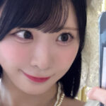 ショートカットの浅井裕華がスマホで自撮り