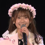 花束を持ちながらスピーチする原優寧