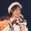 花束を持ちながら劇場公演やアイドル人生についてスピーチする井田玲音名