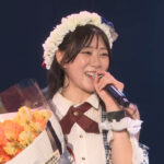 花束を持ちながら劇場公演やアイドル人生についてスピーチする井田玲音名