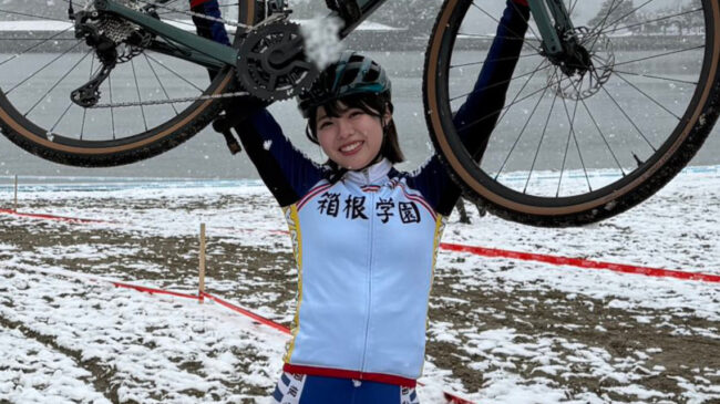 SKE48荒野姫楓、雪舞う「シクロクロス東京」で弱虫ペダル渡辺航先生らと砂浜コースを激走！