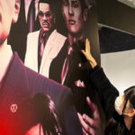 SKE48伊藤虹々美 峯義孝の遺影に献花する様子 ※龍が如く生誕祭記事イメージ