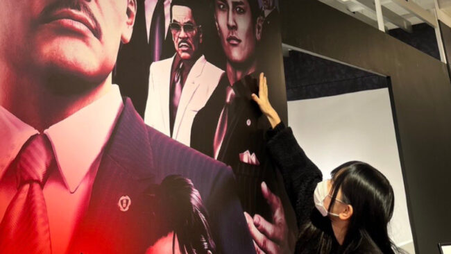 SKE48伊藤虹々美 峯義孝の遺影に献花する様子 ※龍が如く生誕祭記事イメージ