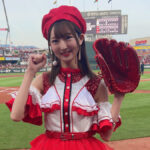 元SKE48藤本冬香が28歳の誕生日にマツダスタジアムで始球式を行い、卒業公演と同じドレスで夢を叶えた様子