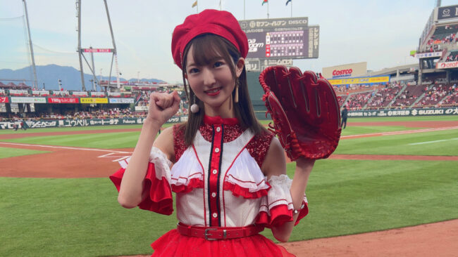 元SKE48藤本冬香が28歳の誕生日にマツダスタジアムで始球式を行い、卒業公演と同じドレスで夢を叶えた様子