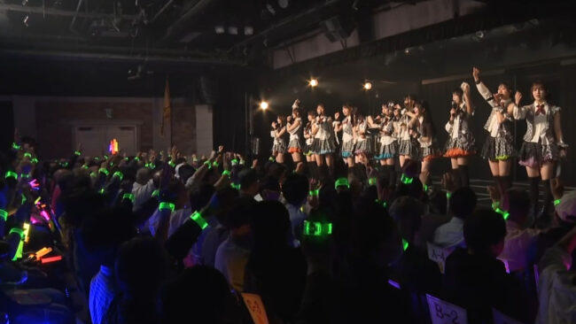 Team E「RESET」公演で配布されたLEDバングル。オレンジ色のQRコードステッカーが貼られている